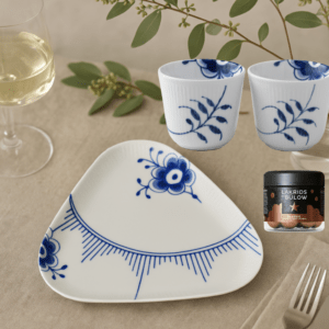 Royal Copenhagen Blå Mega Riflet fad, Termokopper & Lakrids by Bülow