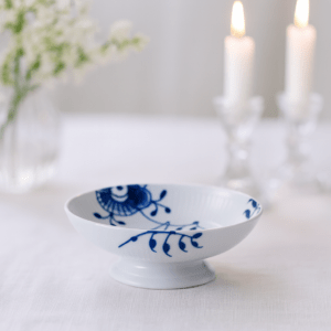 Royal Copenhagen Blå Mega Riflet – Skål på fod